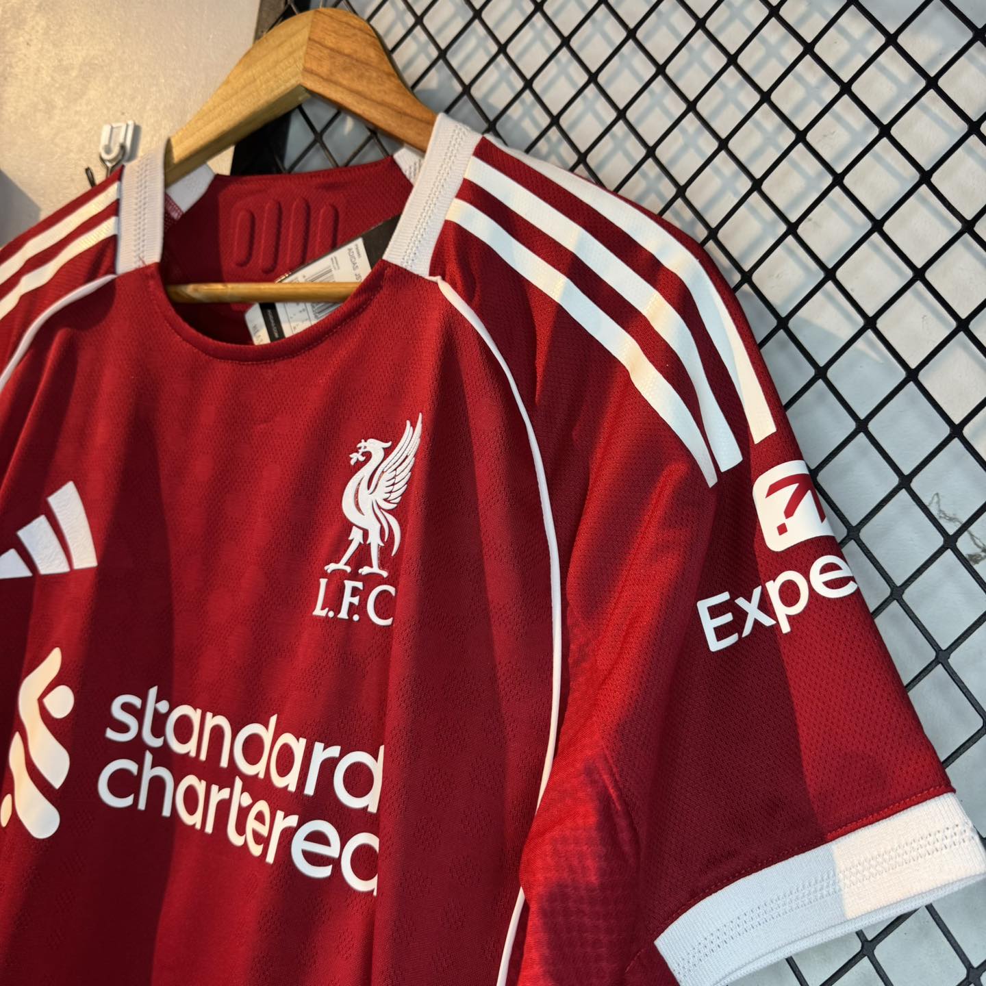 LIVERPOOL HOME 25-26 PLAYER EDITION - Image 6