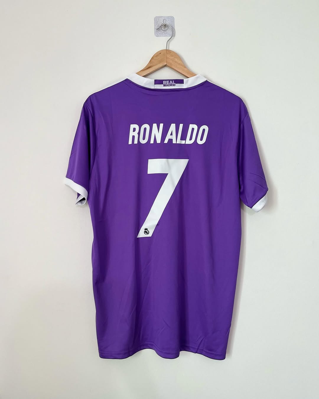 REAL MADRID 16-17 PURPLE RETRO KIT - Image 2